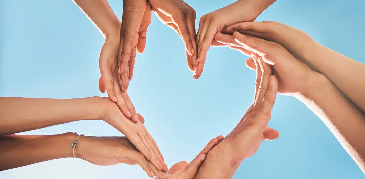 Solidaridad Imagen de manos formando un corazón bajo un cielo claro, simbolizando la solidaridad y unidad. Se celebra el Día Internacional de la Solidaridad Humana, un recordatorio para actuar con empatía y cooperación, contribuyendo al bienestar colectivo y al cambio positivo.