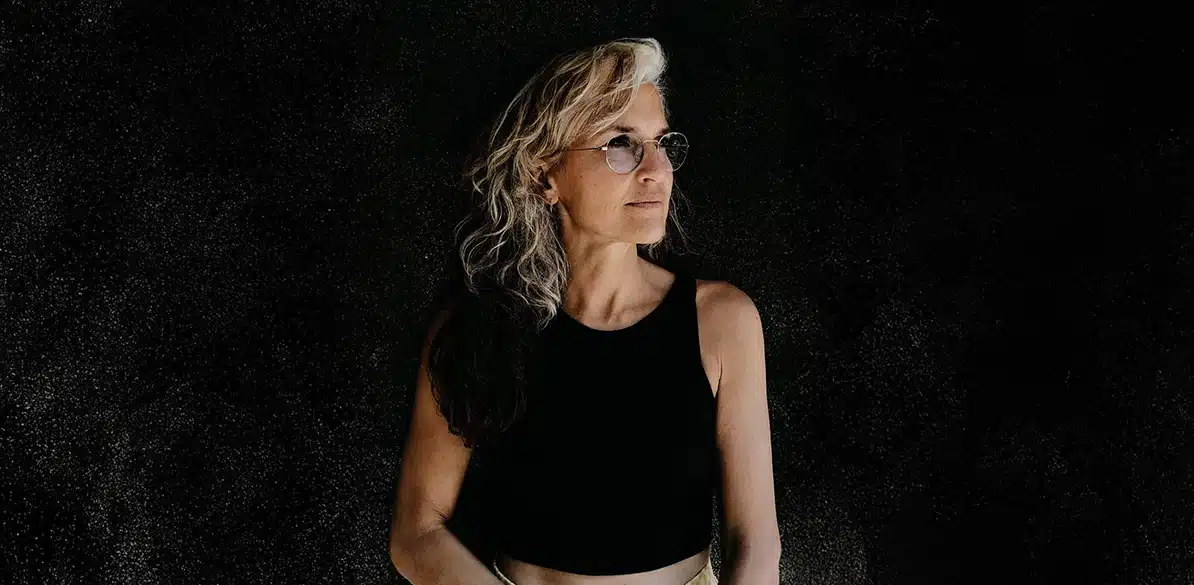 Gloria Oyarzábal Fotografía de una exposición contemporánea con imágenes y proyecciones que evocan temas de identidad y poder, parte del trabajo de Gloria Oyarzábal presentado en la tercera edición del KBr Photo Award, donde la artista reflexiona sobre democracia y legado colonial.