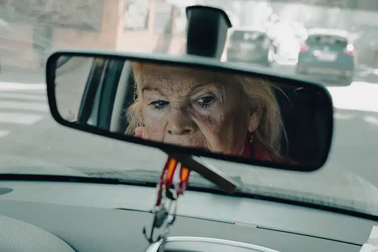 Luca Gaetano Pira Mirada de una mujer mayor reflejada en el retrovisor de un coche