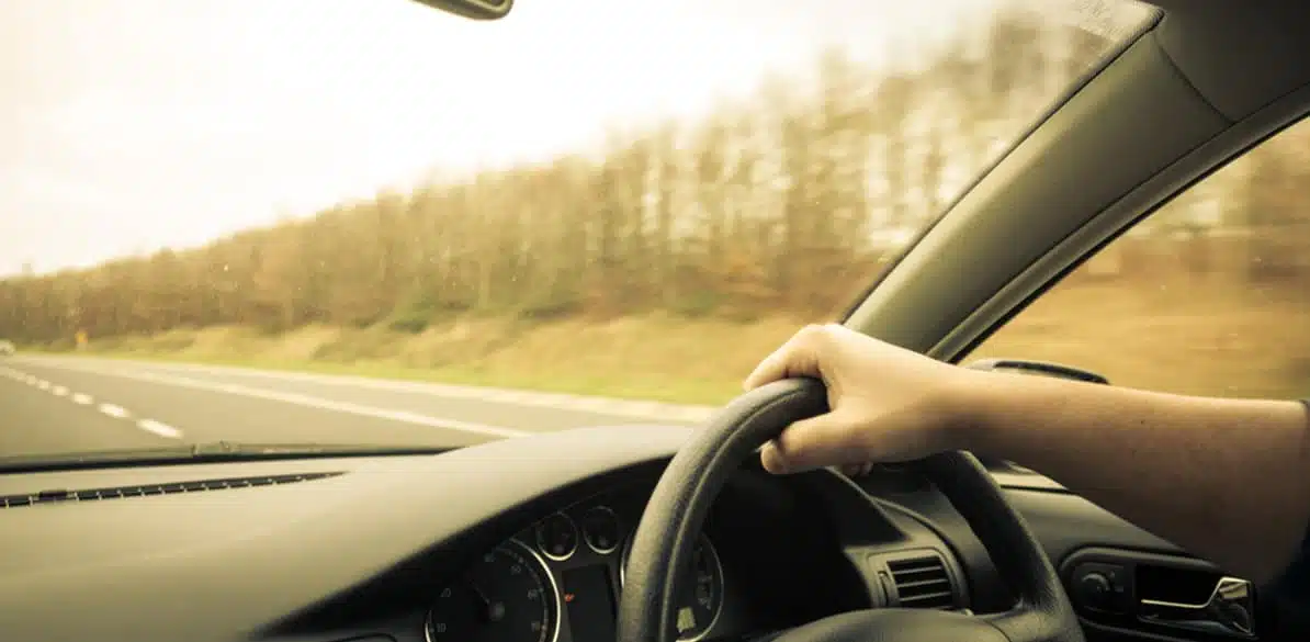 ¿Viajas a Reino Unido? Esto es lo que debes saber si vas a conducir un coche Si vas a conducir en el Reino Unido debes interiorizar que vamos a conducir por la izquierda, algo a lo que no estamos acostumbrados.