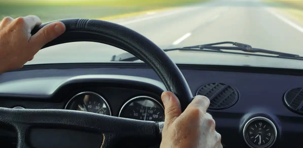 Diez claves para una conducción defensiva ¿Qué es la conducción defensiva? ¿Puede ser realizada por cualquier conductor? La conducción defensiva consiste en anticiparse a las situaciones de peligro.