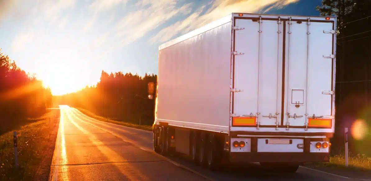 Distintivos que deben llevar los camiones para ser más visibles Además de las luces obligatorias, los camiones deben advertir su presencia y tamaño al resto de conductores a través de diferentes distintivos.