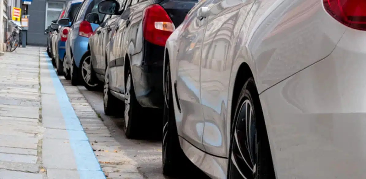 Parada y estacionamiento, ¿cuándo están prohibidos? Damos respuestas a las principales preguntas relacionadas con las normas generales de paradas y estacionamientos.
