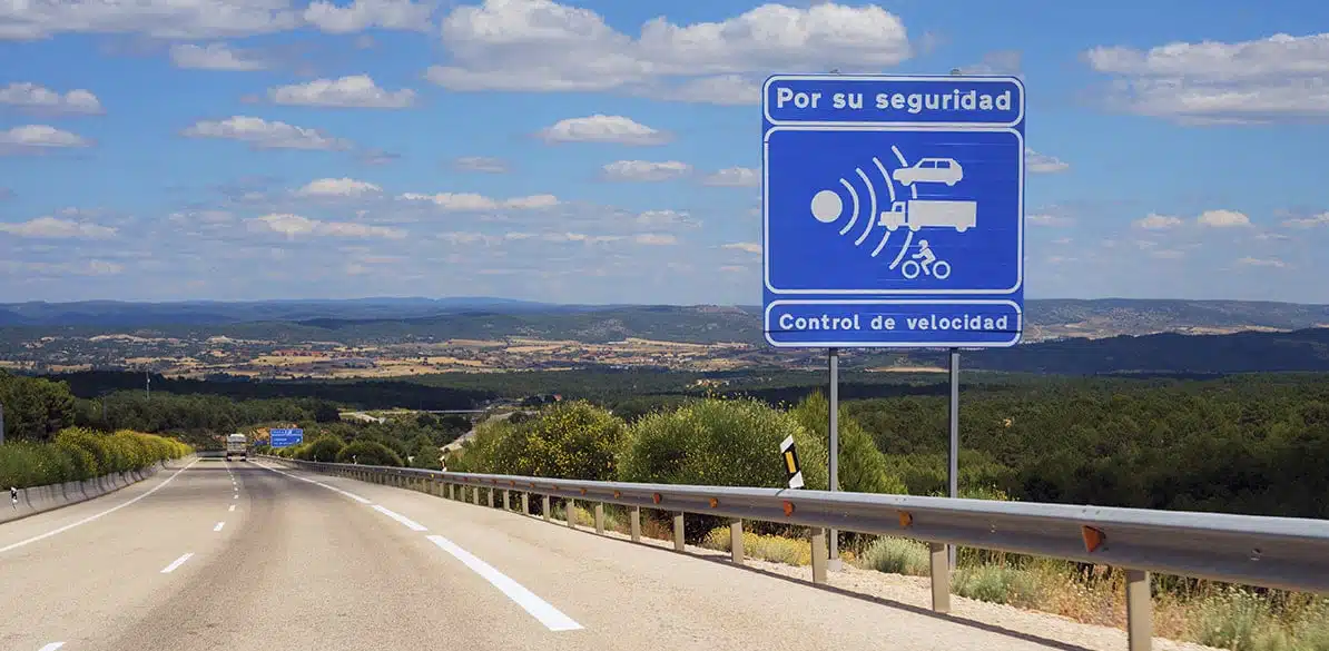 Repasamos las velocidades máximas según el tipo de vía y vehículo A qué velocidad puedo ir con mi furgoneta por una carretera convencional. ¿Y si es en autopista?