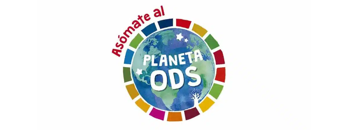 Planeta ODS Imagen del logo del programa educativo "Planeta ODS". El diseño muestra un globo terráqueo rodeado por un círculo de colores, representando los 17 Objetivos de Desarrollo Sostenible. El texto "Asómate al PLANETA ODS" destaca la invitación a explorar y aprender sobre estos objetivos. El logo busca sensibilizar sobre la importancia de los ODS en la educación y el desarrollo global.