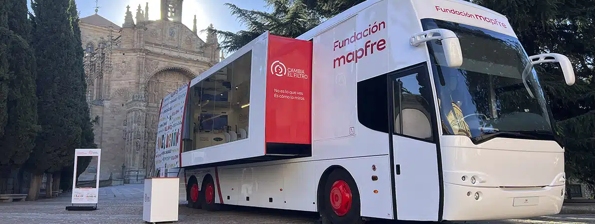 Cambia el filtro Autobús Solidario de la iniciativa Cambia el filtro de Fundación Mapfre, estacionado frente a un edificio histórico durante su recorrido por España